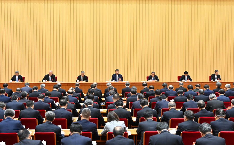 　　12月10日至11日，中央經(jīng)濟工作會議在北京舉行。中共中央總書記、國家主席、中央軍委主席習(xí)近平出席會議并發(fā)表重要講話。李強、趙樂際、王滬寧、蔡奇、丁薛祥、李希出席會議。